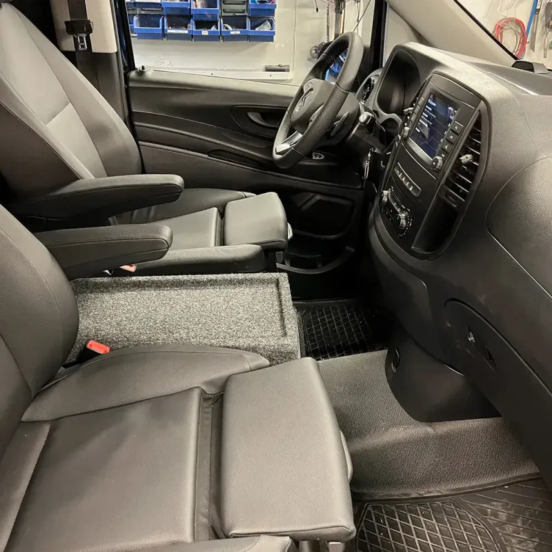 Match Lydoppgraderingspakke Mercedes Vito W447 2024-> Nivå 3 - Ekstra kraftig DSP-forsterker, 10`` basskasse mellom stoler på 2-seter utgave og høyttalere